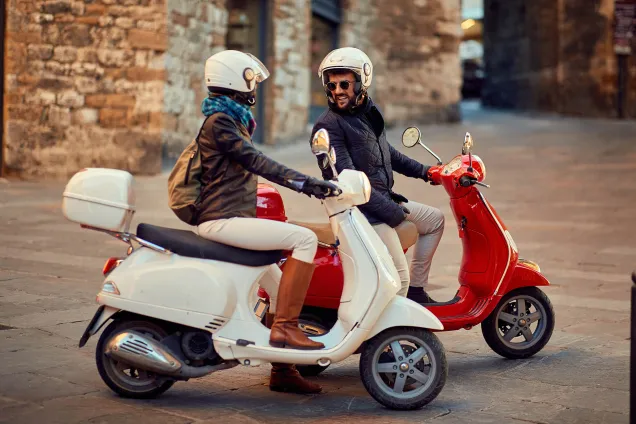 femme et homme en scooter